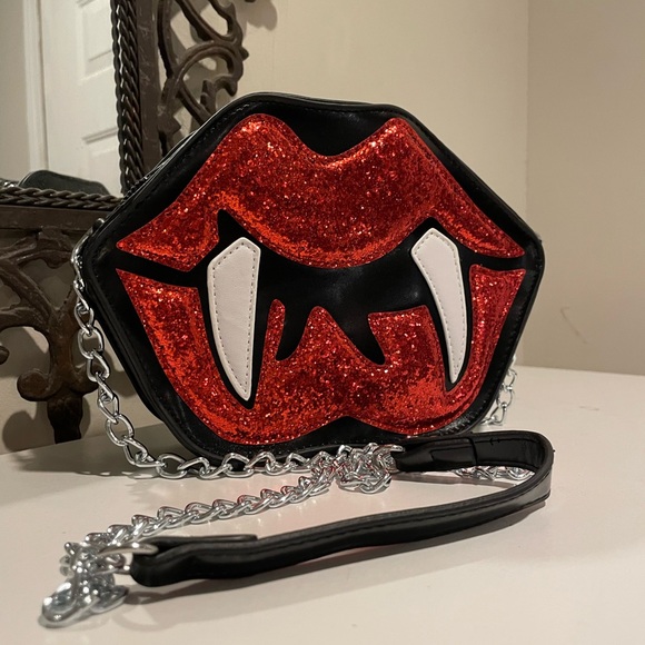 🆕 Y2K Punk-Inspired Vampire Lip Crossbody Bag with Sequin Detail - Halloween - Picture 3 of 13